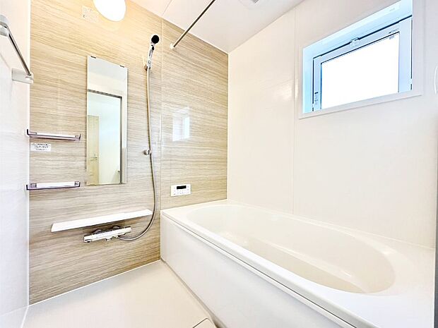 一日の疲れを癒してくれる明るい清潔感のあるバスルーム