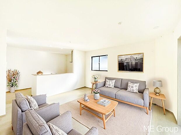 ご家族の賑やかな話し声で包まれる明るいリビング 　※家具はCGです