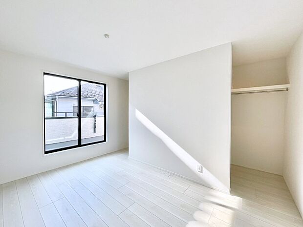 ウォークインクローゼットがあるお部屋！季節ごとの入れ替えも不要で便利です。 