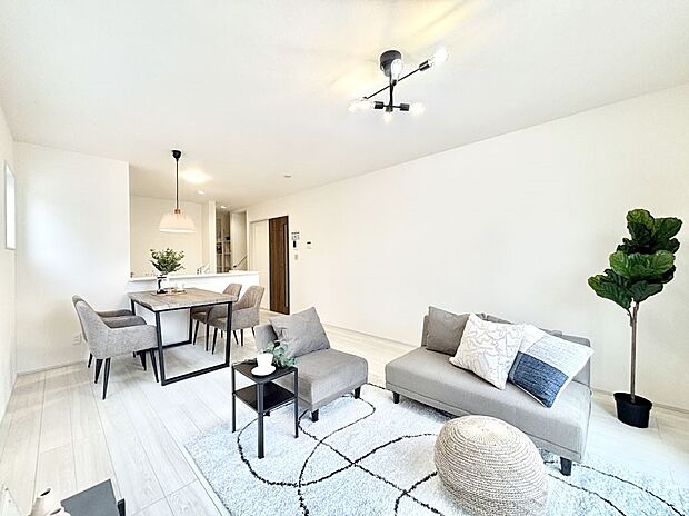 ご家族の賑やかな話し声で包まれる明るいリビング