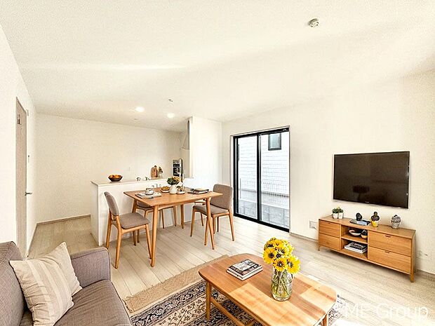 ご家族の賑やかな話し声で包まれる明るいリビング  ※家具はCGです