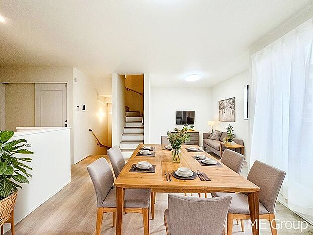 ご家族の賑やかな話し声で包まれる明るいリビング  ※家具はCGです 