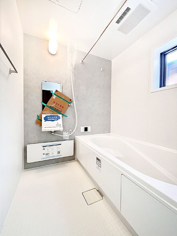 一日の疲れを癒してくれる明るい清潔感のあるバスルーム