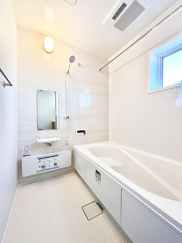 一日の疲れを癒してくれる明るい清潔感のあるバスルーム