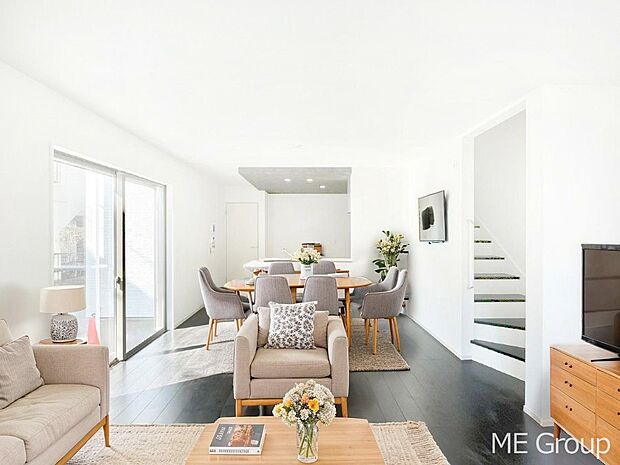 家族の和やかな会話が聞こえてきそう。開放感のあるリビングです。※家具はCGです  