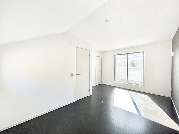 バルコニーが開放感をプラスしてくれる洋室