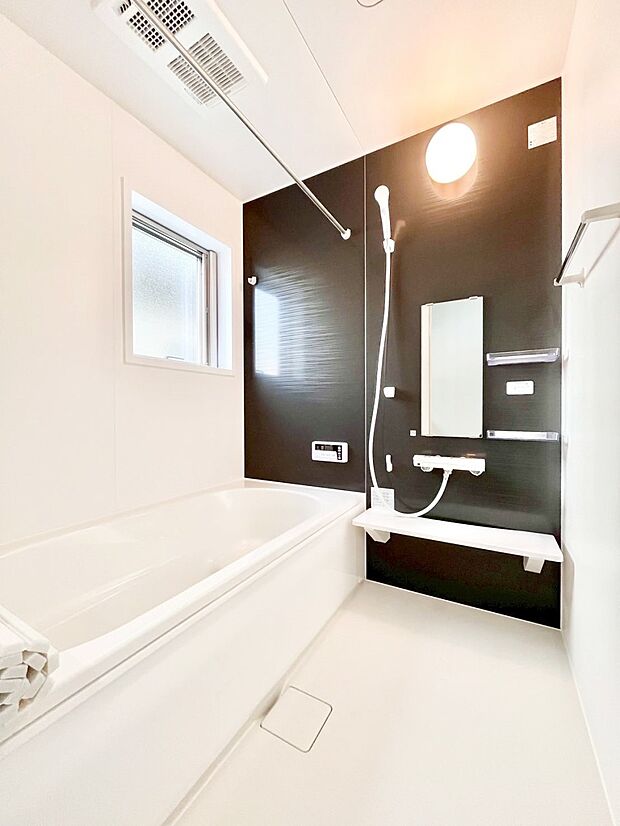 一日の疲れを癒してくれる明るい清潔感のあるバスルーム