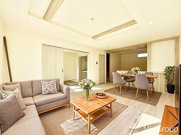 お洒落で開放感のある折り上げ天井を採用したリビング※家具はCGです