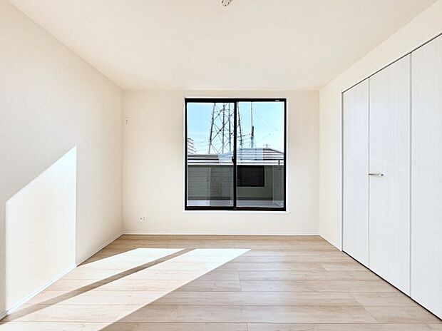 明るいバルコニーサイドに洋室を設置。目覚めの良い寝室に。 