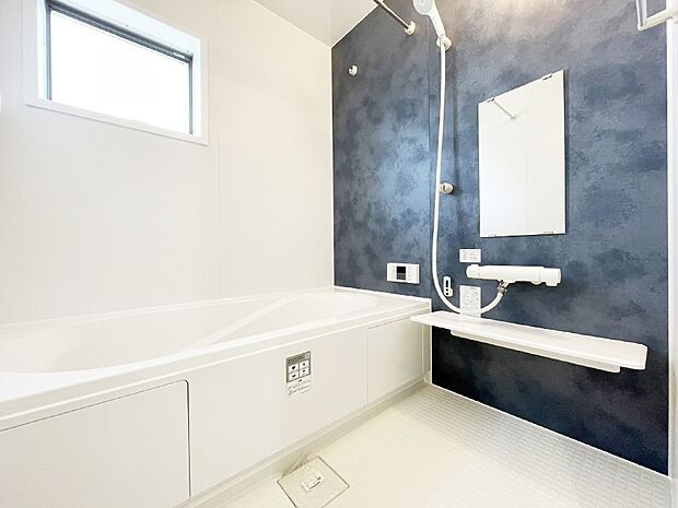 一日の疲れを癒してくれる明るい清潔感のあるバスルーム