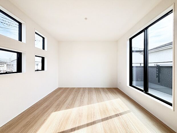 4つ並んだ窓がアクセントになっている2階7.25帖の洋室。バルコニー付き。