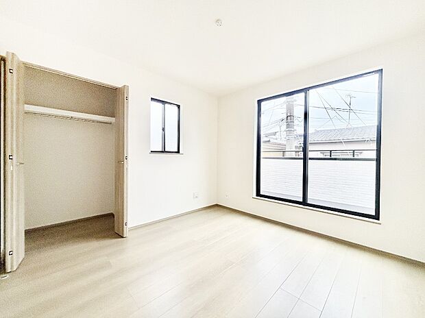 明るいバルコニーサイドに洋室を設置。目覚めの良い寝室に。 