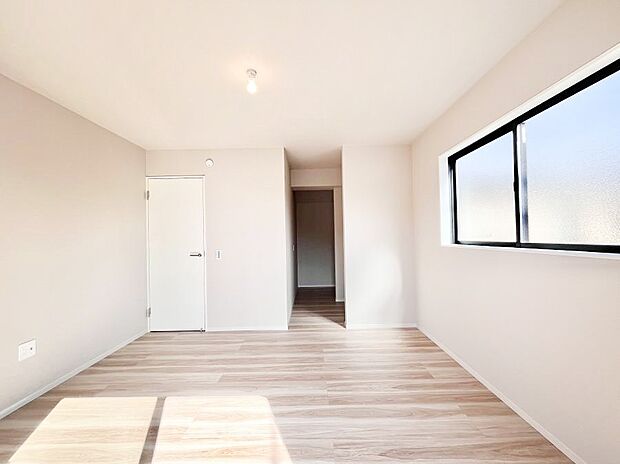 やさしい光がさしこむ居室はしっかり収納付き