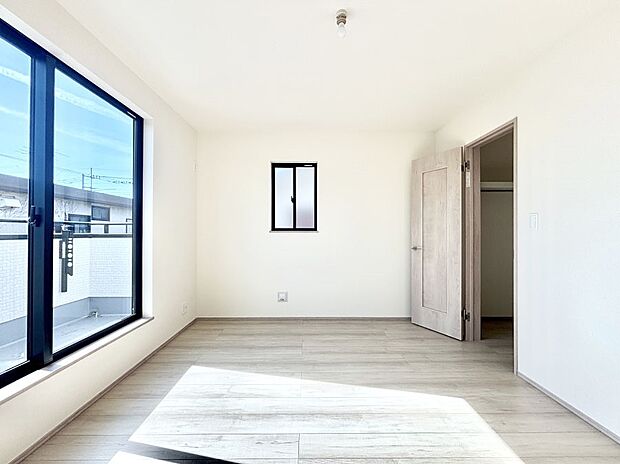 明るいバルコニーサイドに洋室を設置。目覚めの良い寝室に。 