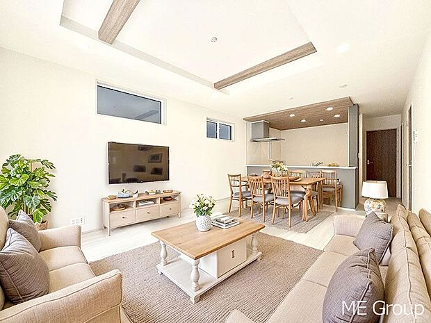 ご家族の賑やかな話し声で包まれる明るいリビング ※家具はCGです