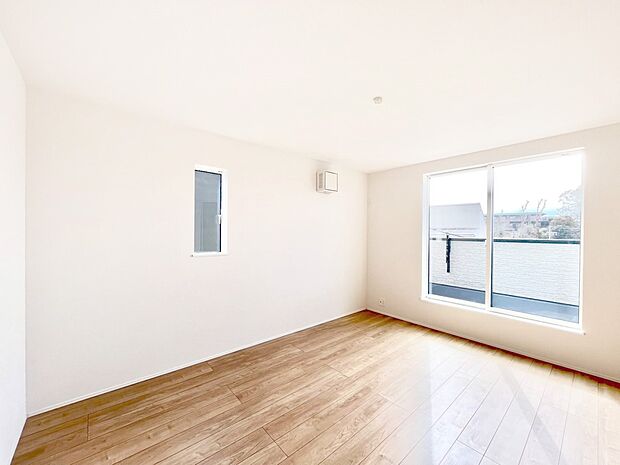 バルコニーが開放感をプラスしてくれる洋室