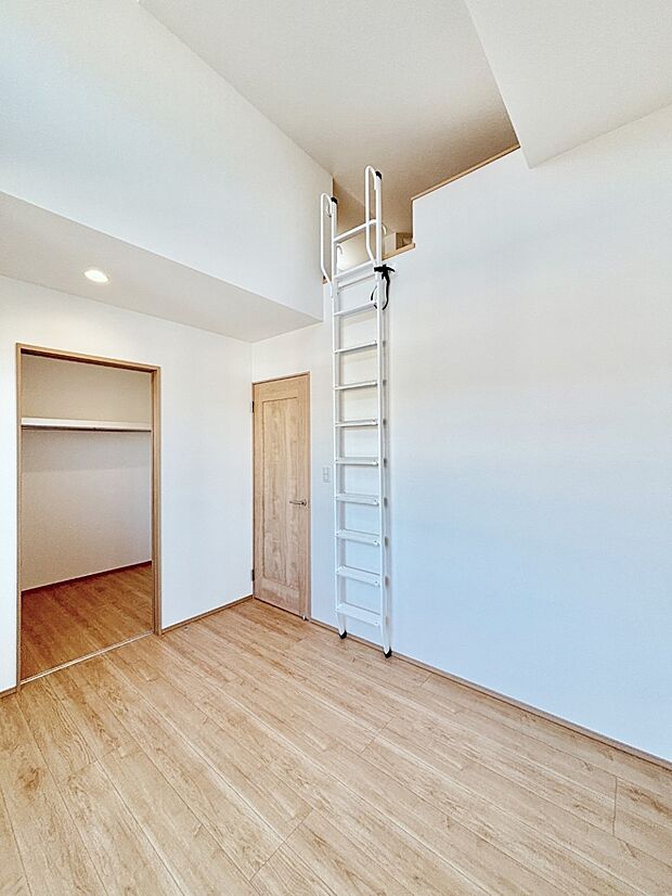 ロフト付きの洋室は天井も高く収納充実!どう使うかはあなた次第!