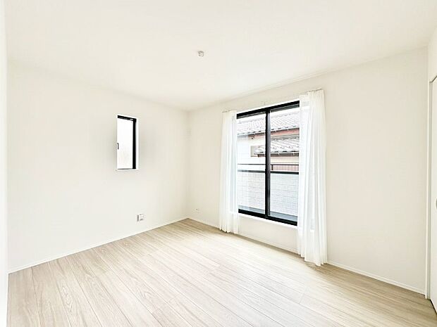 バルコニーが開放感をプラスしてくれる洋室