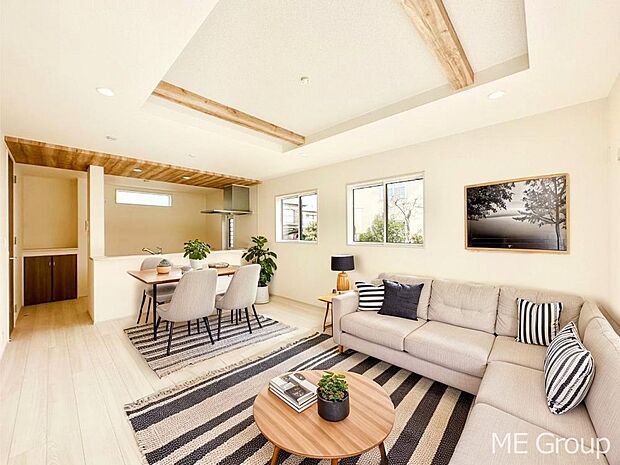 お洒落で開放感のある折り上げ天井を採用したリビング※家具はCGです