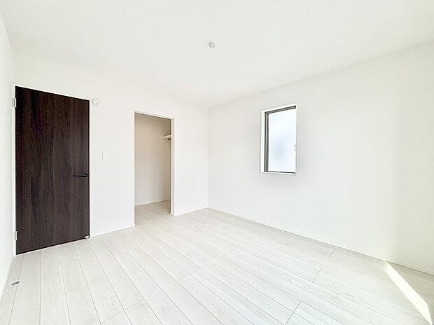 ウォークインクローゼットがあるお部屋！季節ごとの入れ替えも不要で便利です。 