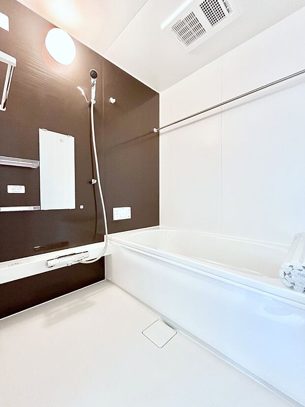 落ち着いた雰囲気でゆっくりお寛ぎいただけるバスルーム