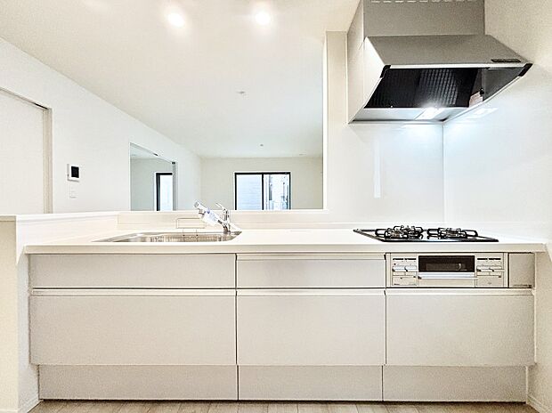 リビングを見渡せる人気のカウンターキッチン。 家族を見守りながら家事をすることができます。