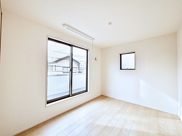 バルコニーが開放感をプラスしてくれる洋室  