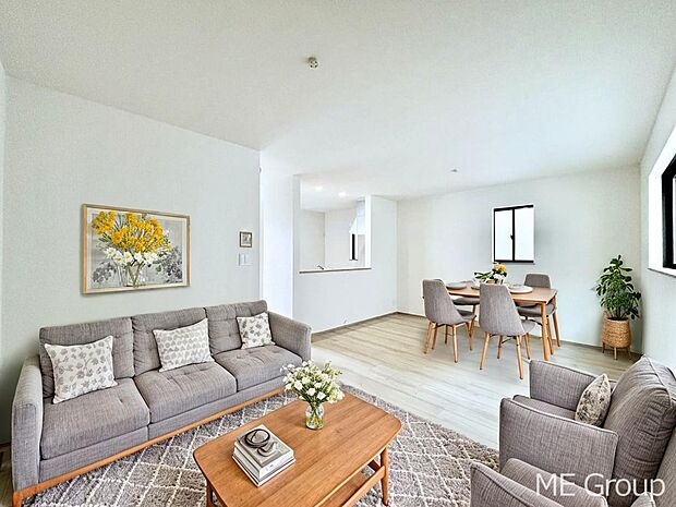 ご家族の賑やかな話し声で包まれる明るいリビング  ※家具はCGです