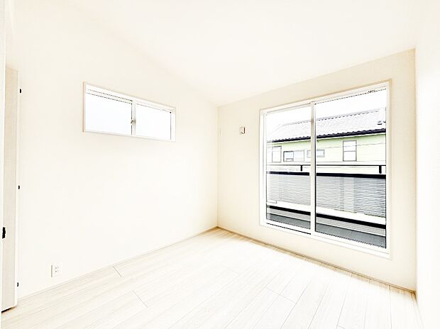 バルコニーが開放感をプラスしてくれる洋室