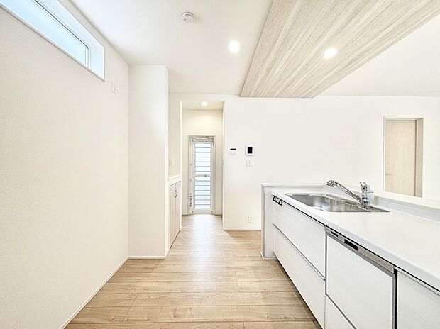 爽やかな風が通り抜けるキッチン。パントリー付き。