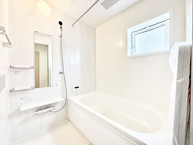 一日の疲れを癒してくれる明るい清潔感のあるバスルーム