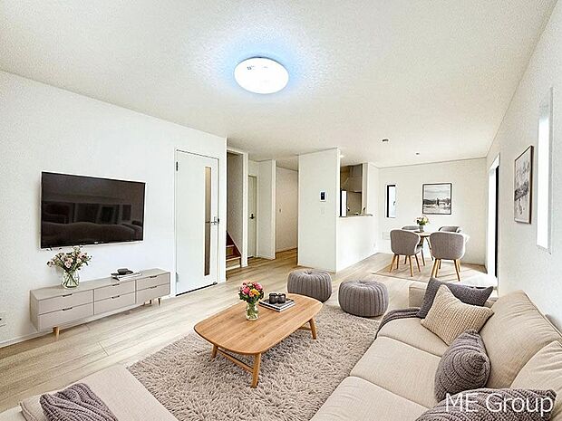 ご家族の賑やかな話し声で包まれる明るいリビング ※家具はCGです