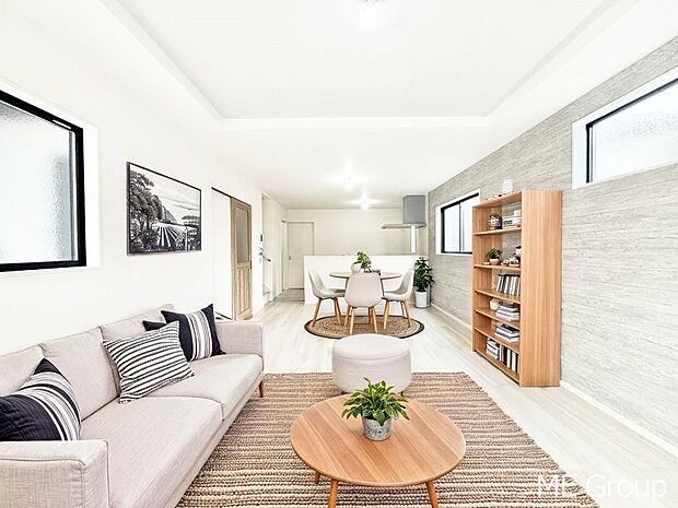 家族の和やかな会話が聞こえてきそう。開放感のあるリビングです。※家具はCGです