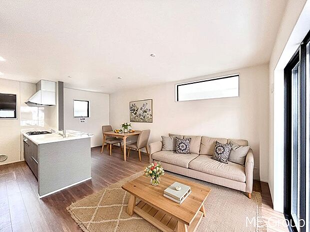 ご家族の賑やかな話し声で包まれる明るいリビング  ※家具はCGです