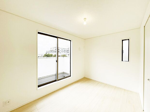 バルコニーが開放感をプラスしてくれる洋室