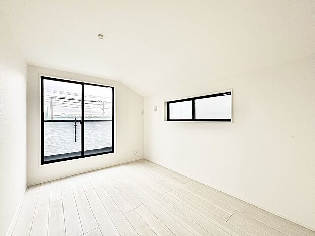 バルコニーが開放感をプラスしてくれる洋室