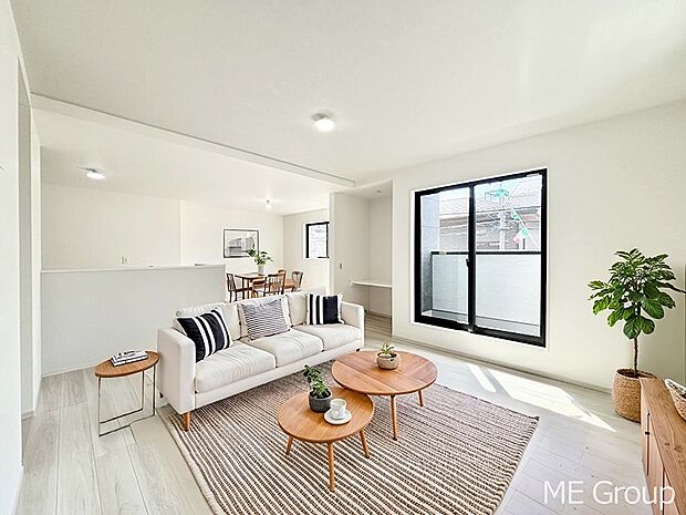 ご家族の賑やかな話し声で包まれる明るいリビング  ※家具はCGです　