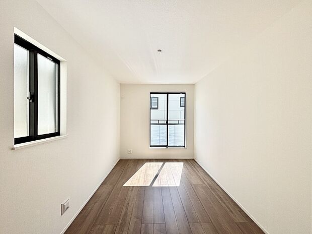 南向きのバルコニーから入る日差しがお部屋全体を優しく包み込みます。