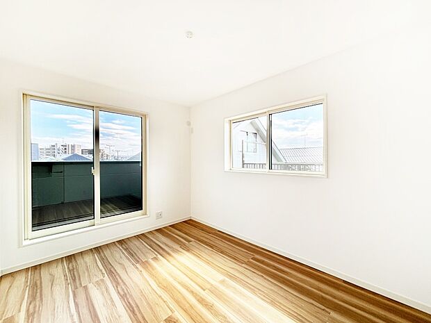 バルコニーが開放感をプラスしてくれる洋室