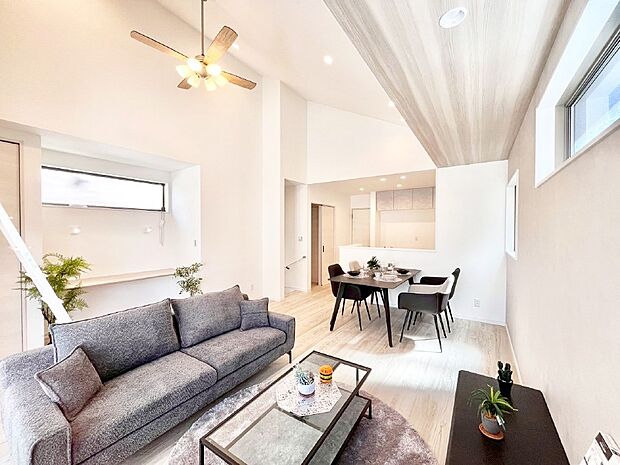 プライバシーも守れる2階リビングは明るく開放感たっぷり