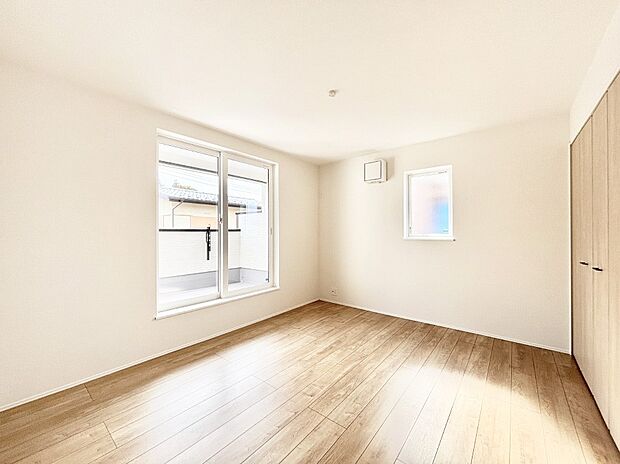 バルコニーが開放感をプラスしてくれる洋室