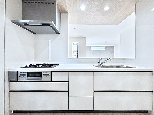 リビングを見渡せる人気のカウンターキッチン。 家族を見守りながら家事をすることができます。