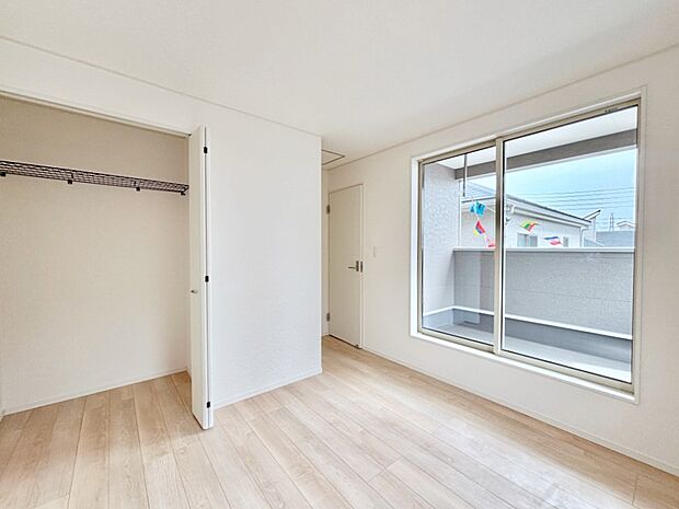 明るいバルコニーサイドに洋室を設置。目覚めの良い寝室に。 