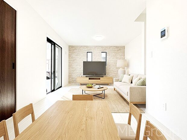 ご家族の賑やかな話し声で包まれる明るいリビング  ※家具はCGです