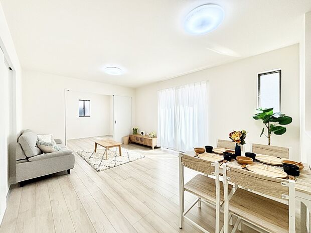 家族の和やかな会話が聞こえてきそう。開放感のあるリビングです。  