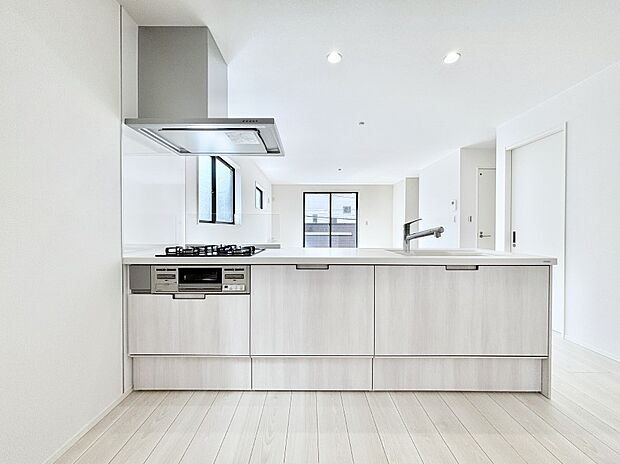 リビングを見渡せる人気のカウンターキッチン。 家族を見守りながら家事をすることができます。