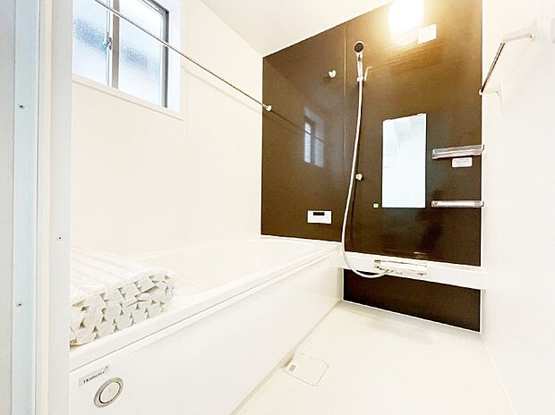 一日の疲れを癒してくれる明るい清潔感のあるバスルーム