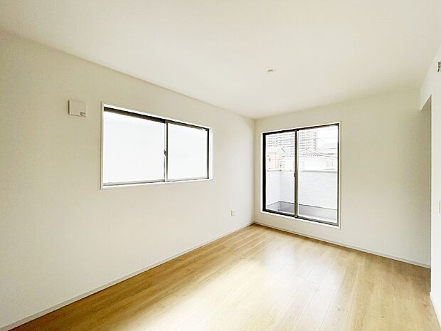 バルコニーが開放感をプラスしてくれる洋室