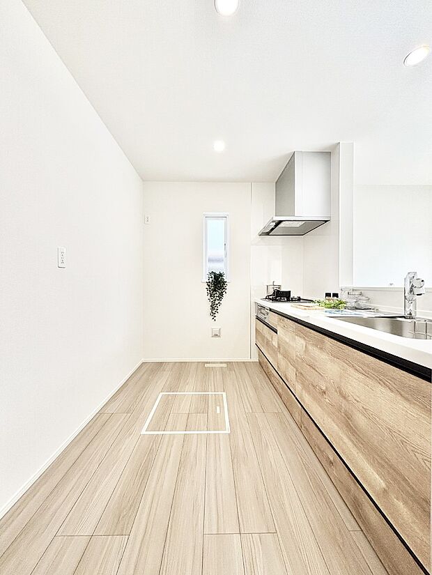 爽やかな風が通り抜けるキッチン。窓があるので明るく換気にも役立ちます。　