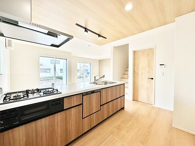 リビングで遊ぶお子様を見守りながらお料理ができる対面キッチン